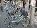 世界の吉中 無料使用アイデア集！ 100円払って、200円割引券をもらって駐輪！100円得する。お店（又は、商店街）は、売上アップ！ （例）（1）朝、自転車を指定場所に駐輪。 （２）お店（又は商店街）に100円払って、200円の割引券をもらう。 （３）夕方、そこで割引券を使って、2000円以上買い物し、自転車で帰る。 地方のシャッター通りで不況で泣いている皆さん、機械・パソコンなどが要りませんので、リスクがありません。裏をアンケートにした紙をコピーするだけです。 買う人も、計画して買うものを決めれます。 誰でも出来る『プリペイドカード』！ ≪東南アジアなどの後進国でも、少しのお金で商売始められます。『マイクロ・ビジネス』のスタートができます。≫