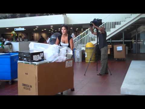 upenn - Freshmen and their families pushed, pulled and carried thousands of boxes, bags and carts filled with everything from bedding to cases of bottled water. Penn...
