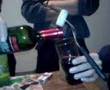 Dos tenedores hacen equilibrio al servir vino