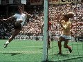 a review of the german soccer team -die nationalmannschaft- in the 1970 world cup with an arrangement of beethoven's 5th symphony. 

world cup 1970 - mexico
2-1 morocco
5-2 bulgaria
3-1 peru
3-2 england
3-4 italy
1-0 uruguay

4 franz beckenbauer (fc bayern m�nchen)
11 klaus fichtel (fc schalke 04)
20 j�rgen grabowski (eintracht frankfurt)
8 helmut haller (juventus turin/italien)
10 siegfried held (borussia dortmund)
2 horst dieter h�ttges (werder bremen)
14 reinhard libuda (fc schalke 04)
17 johannes l�hr (1. fc k�ln)
16 max lorenz (eintracht braunschweig)
1 josef dieter maier (fc bayern m�nchen)
13 gerd m�ller (fc bayern m�nchen)
12 wolfgang overath (1. fc k�ln)
15 bernd patzke (1860 m�nchen)
3 karl heinz schnellinger (ac mailand/italien)
5 willi schulz (hamburger sv)
9 uwe seeler (hamburger sv)
7 hans hubert vogts (borussia m�nchengladbach)
6 wolfgang weber (1. fc k�ln)
22 horst wolter (eintracht braunschweig)
19 peter dietrich (borussia m�nchengladbach)
21 manfred manglitz (1. fc k�ln)
18 klaus dieter sieloff (vfb stuttgart)