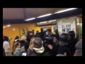 www.diagonalperiodico.net Tras una protesta simbólica por las últimas subidas en el precio y los recortes, agentes antidisturbios han cargado y han dejado al menos tres personas heridas y varias detenidas en la estación de metro de Callao. En el vídeo se aprecia como uno de los activistas intentó mediar con la policía y acabó detenido tras recibir un guantazo de uno de los agentes.