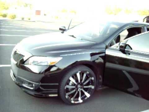 Sweet Dark: Toyota Camry - 
In diesem Tuningvideo zeigt ein stolzer Tuner seinen Camry SE V6, Baujahr 2009.
Exklusive XXR Wheels 
Auffallend bei dem Luxusliner...