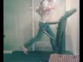 Vous voyez une fille en train de s'envoler que son tapis roulant à vitesse maximum parce qu'elle est morte de rire ? C'est moi :)