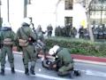 Τρείς βίαιες προσαγωγές διαδηλωτών λίγο πριν τα Προπύλαια Προβολή Βίντεο