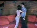 Joss y Cyn platican el sill�n de la sala previo1