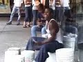 un incroyable batteur de rue - STUPIDEFUN.COM un incroyable batteur de rue - STUPIDEFUN.COM