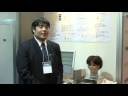 幕張メッセで行われたセミコン・ジャパン2008の高等専門学校(高専)特設ブース、「The高専@SEMICON」にて、熊本電波工業高等専門学校はフジキンのブースにおいて、新型ロボットを展示しました。熊本電波工業高等専門学校はこのシステムを使い、人とロボットが対話を行う際に相手を認識し、より円滑で自然なコミュニケーションが実現することを最終目標にしています。