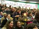 un ovni surpris lors d'une assembl�e g�n�rale �tudiante qui se d�roulait jusqu'alors sans encombre dans une universit� parisienne en lutte contre la loi sur l'autonomie des universit�s... le 27 novembre 2007... trop fort le type!