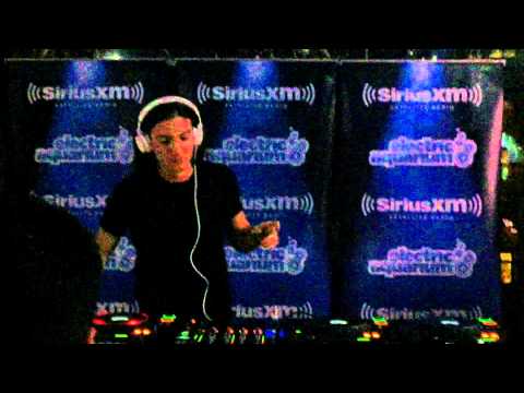 how to turn xm radio on