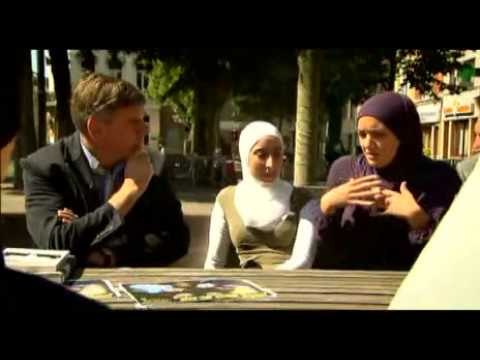 discussie - In discussie met enkele moslima's horen we Dewinter maar weinig zinnige dingen zeggen.