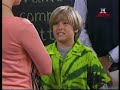 Zack doet alsof hij dyslexie heeft om zo onder zijn schoolwerk uit te komen. Mr. Moseby heeft geen stem. London en Maddie schaken en London blijft winnen. Dus denkt London dat zij slimmer is dan Maddie. ALLE RECHTEN BLIJVEN BEHOUDEN AAN DISNEY CHANNEL EN JETIX NEDERLAND. NIET VERWIJDEREN AUB.Zie ook http://www.mogulus.com/JetixDisneyNickelodeon