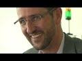 dialogmesse.tv Reporter Harry Flint präsentiert die Hausmesse bei GBN Systems