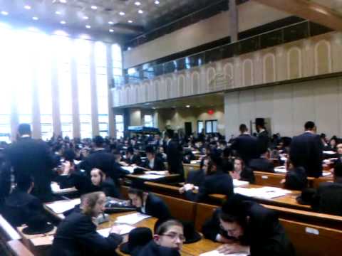 Thousands of Bobov Buchirim Learning Bein Hazmanim in Bobov Shul