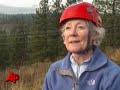 A kitten trapped on a ledge in Spokane, Washington gets an assist from a veteran mountain climber who just happened to be passing by the scene. (Jan. 14)