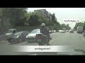 Un motor de politie intoarce in intersectie