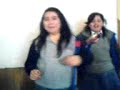 las chicas weando