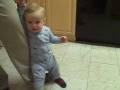 videos de the pre-walking series - Soren walks with dad