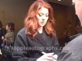 videos de Debra Messing - Signing Autographs at the Today Show