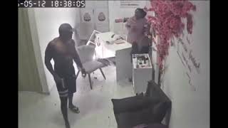 Armado, homem invade estabelecimento comercial e agride ex-companheira em Aracaju