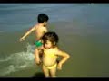 biel-e-lys-brincando-na-praia-.html