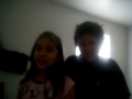 nicol bailando y cantando