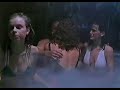 Lucinda Dickey en la escena del jacuzzi.