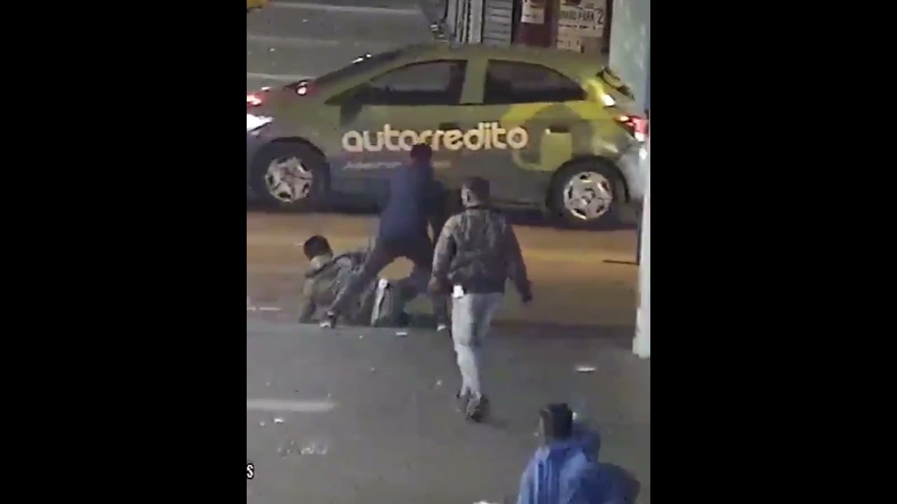 Dos grupos de jóvenes protagonizaron una feroz pelea en la Peatonal San ...