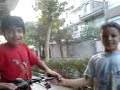 2 ta bache Zartoshti baham sohbat mikonand