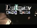 damien, sax du groupe leitmotiv blastik pertran, passe � travers la sc�ne pendant un concert.