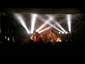 damien, sax du groupe leitmotiv blastik pertran, passe � travers la sc�ne pendant un concert.