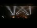 damien, sax du groupe leitmotiv blastik pertran, passe � travers la sc�ne pendant un concert.