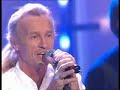 Christian Anders - Es fährt ein Zug nach nirgendwo 20081972 auf Platz 1 in den HitparadenSongtext:Es fährt ein Zug nach nirgendwo, Es fährt ein Zug nach nirgendwo,Es fährt ein Zug nach nirgendwomit mir allein als Passagier, Mit jeder Stunde, die vergeht, führt er mich weiter weg von dir.Es fährt ein Zug nach nirgendwo, den es noch gestern gar nicht gab,Ich hab gedacht, du glaubst an mich und dass ich dich für immer hab.Oh, Maria, ich hab dich lieb, ich hab dich lieb, bitte glaube mir. Was auch immer mit der anderen war, das ist vorbei, ich schwöre es dir.Oh, Maria, du lässt mich gehen, doch eine Träne in deinem Blick,Eine Träne, hab ich gesehen. Will sie mir sagen, komm doch zurück?Es fährt ein Zug nach nirgendwo, Die Zeit verrinnt, die Stunden geh'n, bald bricht ein neuer Tag heran,Noch ist es nicht für uns zu spät, doch wenn die Tür sich schließt, was dann?Es fährt ein Zug nach nirgendwo, bald bist auch du, genau wie ich, alleinSag doch ein Wort, sag nur ein WortUnd es wird alles so wie früher sein.Oh, Maria, ich hab dich lieb, ich hab dich lieb, bitte glaube mir. Was auch immer mit der anderen war, das ist vorbei, ich schwöre es dir.Oh, Maria, du lässt mich gehen, doch eine Träne in deinem Blick,Eine Träne, hab ich gesehen. Willst du mir sagen, komm doch zurück?Oh, Maria, ich hab dich lieb, ich hab dich lieb, bitte glaube mir. Was auch immer mit der anderen war, das ist vorbei, ich schwöre es dir.Es fährt ein Zug nach nirgendwo [Oh Maria], Es fährt ein Zug nach nirgendwo [Ich hab dich lieb].Es fährt ein Zug nach nirgendwo [Oh Maria], Es fährt ein Zug nach nirgendwo [Ich hab dich lieb].Es fährt ein Zug nach nirgendwo [Oh Maria]Ich hab dich liebOh Maria