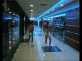 Jackass en pa�ales por el centro comercial