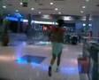 Jackass en pañales por el centro comercial