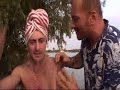 Franco Trentalance con un attore mai visto prima (poi ho saputo che in realtà è Matteo Swaitz... che duetta in regia con lo stesso Trentalance) improvvisano la prima scena di un film porno con comicità, tanto da far ridere chi riprende dietro la cinepresa.