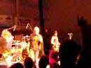 the man can sing! and the whole crowd helped him sing a classic (part of his 4 song encore!!)