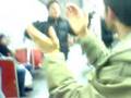 videos de MAN FALLS ON SUBWAY....HARD!!!