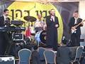 shloime cohen singing at a wedding hinei