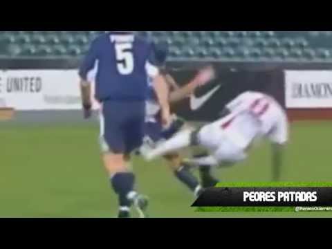 Futbol - Algunas de las peores patadas en la historia del fútbol.