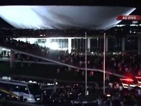Manifestantes ocupam gramado e cobertura do Congresso