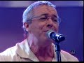 programa hebe camargo - 09/06/08.
can��o de abertura da novela revela��o.   composi��o de s�, guarabyra e vitor martins.

amanhece um outro dia
s�-guarabyra-vitor martins)

um grande mist�rio envolve a cidade
os bons e os maus de todos os credos
t�o cheios de dedos t�o cheios de medo
pra encarar a verdade da revela��o
sentimentos contidos, tesouros perdidos 
tudo t�o bem guardado pra n�o ser encontrado
as terras e as �guas cobrindo suas m�guas
e atr�s de tudo a verdade da transforma��o
outro engano, ledo engano n�o h� tanto no oceano
n�o h� pedra nem rochedo
pra cobrir tanto segredo
uma hora tudo aflora, vem � tona e revela
que por mais que se esconda o amor
o olhar denuncia
por mais que se impe�a a luz, amanhece outro dia
amanhece um outro dia...