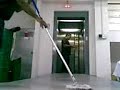 ahi esta el macko pasando la mopa y dejando el suelo bien brillante, de fondo el kike limpiando el ascensor, o eso parece