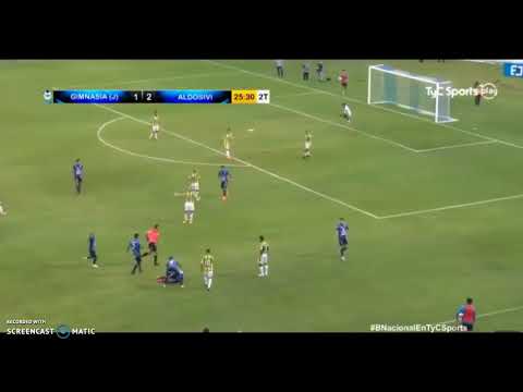 Futbolista argentino sufre fractura de cráneo tras un codazo (VÍDEO)