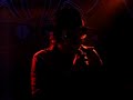 fuzati n'arrive pas � se caler sur le son, il foire plusieurs fois le d�but de la chanson, puis rebondit en vannant le public.