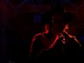 fuzati n'arrive pas � se caler sur le son, il foire plusieurs fois le d�but de la chanson, puis rebondit en vannant le public.