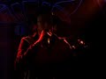 fuzati n'arrive pas � se caler sur le son, il foire plusieurs fois le d�but de la chanson, puis rebondit en vannant le public.