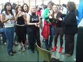 profes i alumnes cantant al sing star a lies st  just 