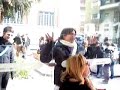 Candid alla fermata: Tony Manzo e la signora sconvolta Candid alla fermata: Tony Manzo e la signora sconvolta
