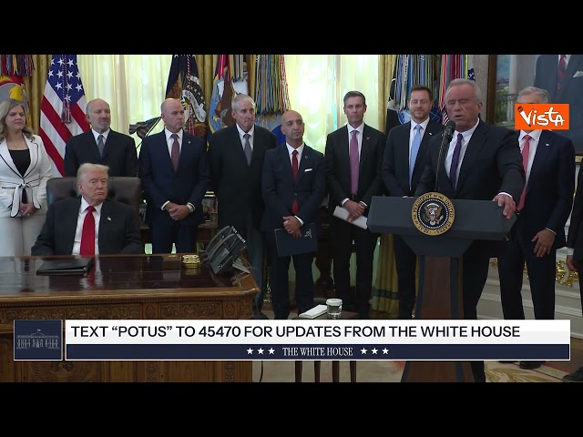 Trump con gli occhi chiusi mentre parla Kennedy Jr alla Casa Bianca, forse sonnecchia