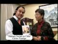 Carlos Pontigo le entrega su libro a la embajadora china